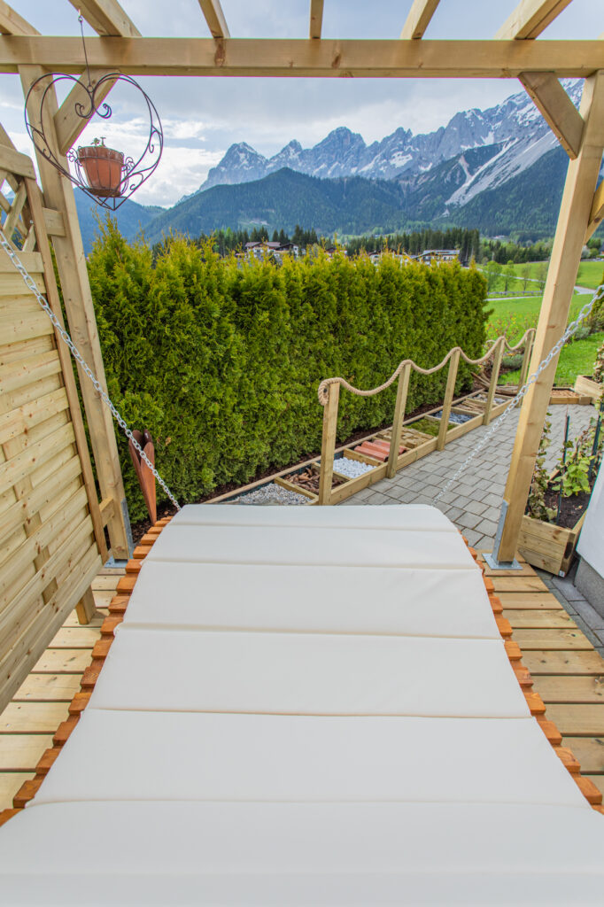 Barfußweg mit Dachsteinblick